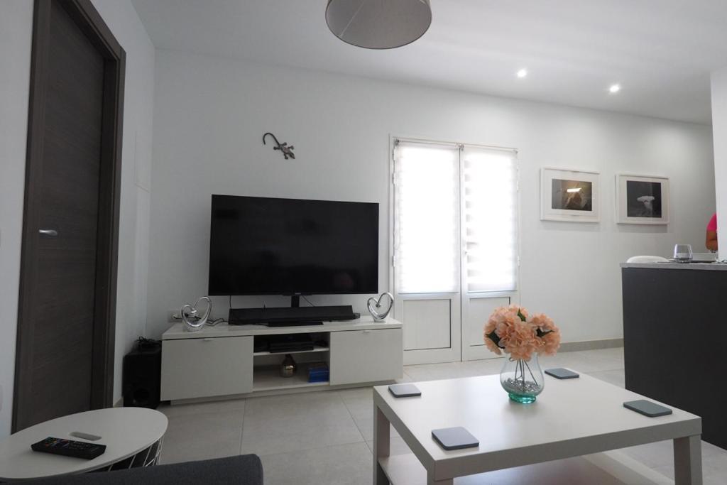 Private Apartment With Mountain And Sea Views, La Asomada, Lanzarote Tías Eksteriør billede